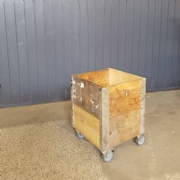 salg af Plantekasse på hjul 36*36*48,5 cm.